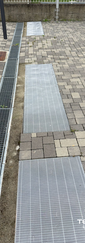 Fornitura e installazione di coperture per le bocche di lupo, per evitare accumulo di rifiuti nell'area sottostante dei garage.