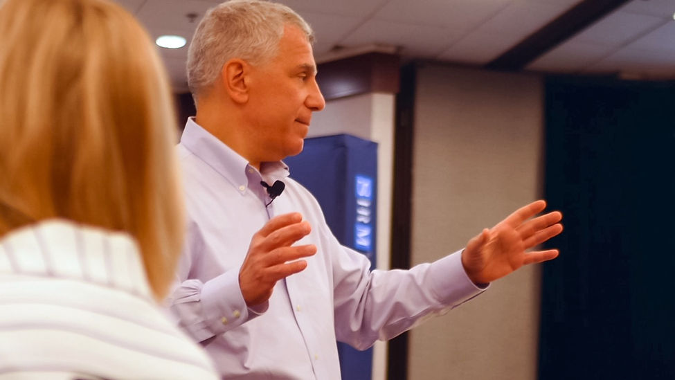 leadership-keynote-speaker-lorne-epstein-presenting.jpeg