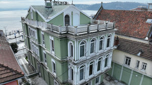 Deniz kenarında süslü pencereli yeşil tarihi bina