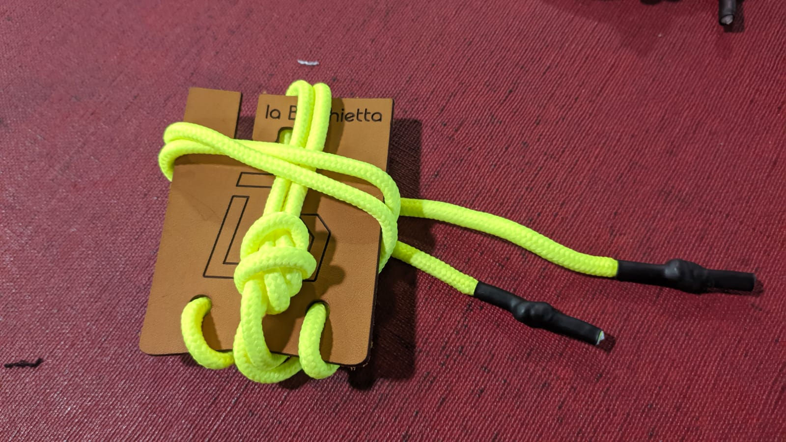 Art. 10 Laccetto Tondo Giallo Fluo Guaina Nera