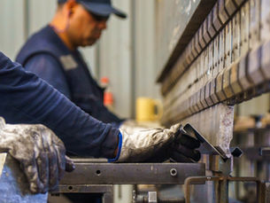 Kits de Seguridad Vial: Stock de Defensas Camineras y Continuidad de Obra en Chile