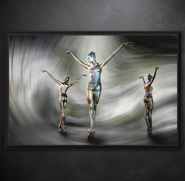 <p class="font_8"><strong>Ballerina</strong> célèbre la grâce et la légèreté du ballet à travers trois silhouettes qui semblent flotter hors du temps. Les sculptures de bronze, sublimées par le mouvement expressionniste de l'image, créent une impression de danse continue où chaque geste prolonge le précédent. Entre force, équilibre et délicatesse, l'œuvre évoque la quête de l'harmonie et transforme un instant éphémère en une présence intemporelle.</p>