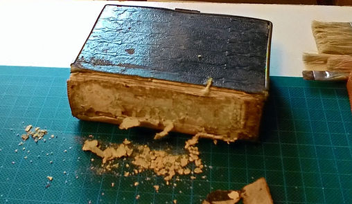 missel endommagé abîmé couvertures cassées