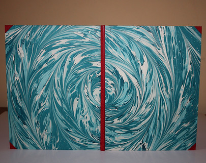 livre dos en cuir et couveture papier marbré