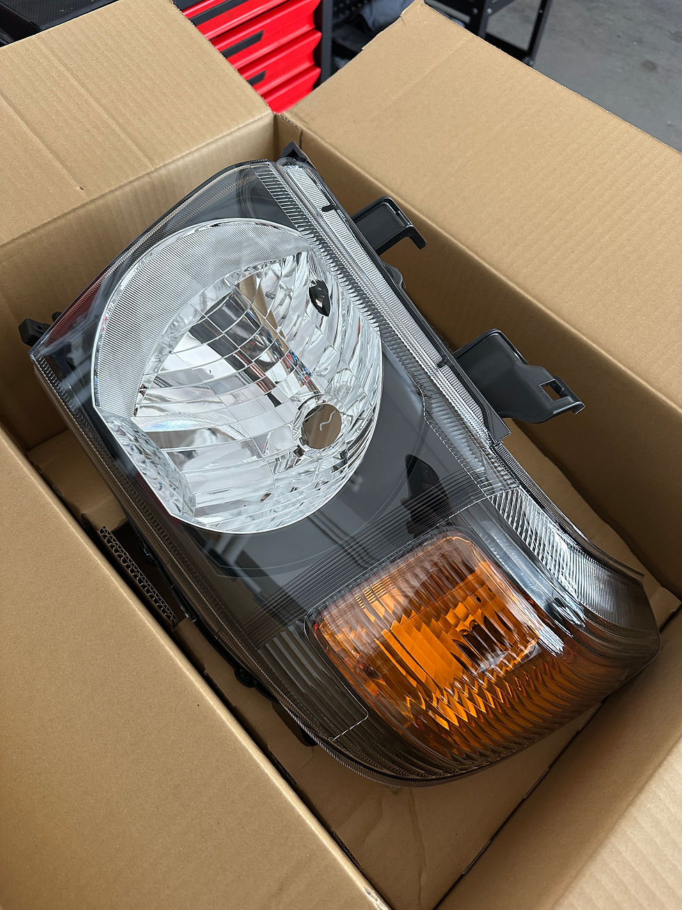 Schwarzer Scheinwerfer