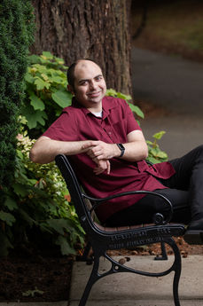 Relax casual natural portrait photography for dating profile in Portland, Oregon