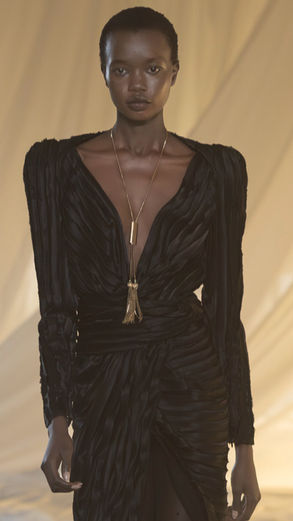 Glamour minimalista marca a estreia de Antonin Tron na Balmain