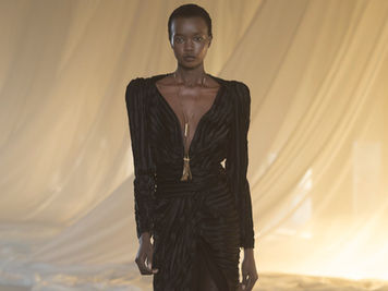 Glamour minimalista marca a estreia de Antonin Tron na Balmain