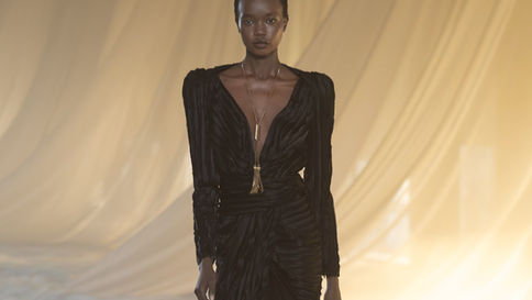 Glamour minimalista marca a estreia de Antonin Tron na Balmain