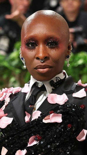 A beleza nada adormecida do MET Gala é comentada por Celso Kamura