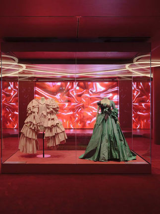 O diálogo entre Vivienne Westwood e Rei Kawakubo em exposição