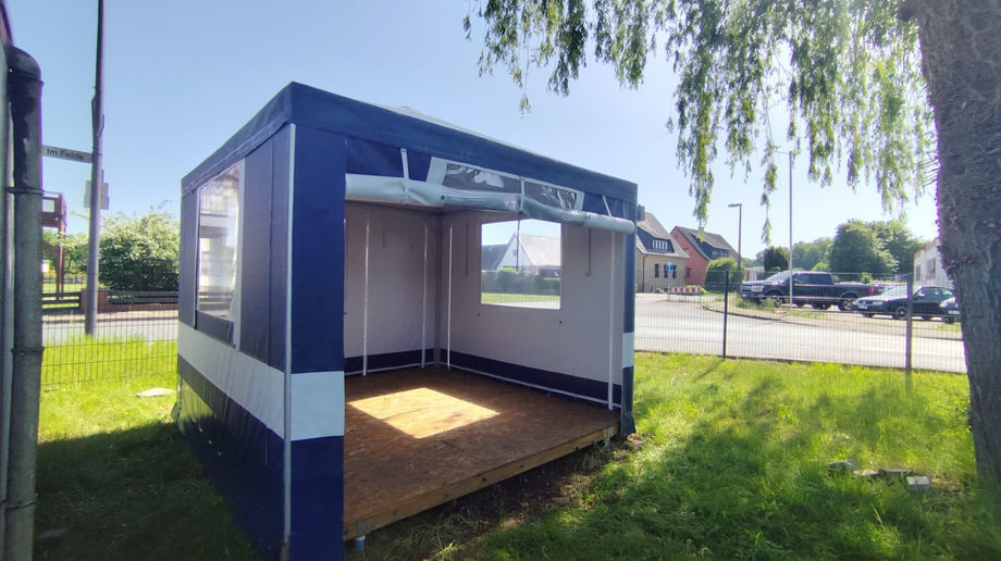 Wetterfester Pavillon Style für Dauercamping in Blau und Weiß mit hochgerollter Front in Ausstellung in Osnabrück