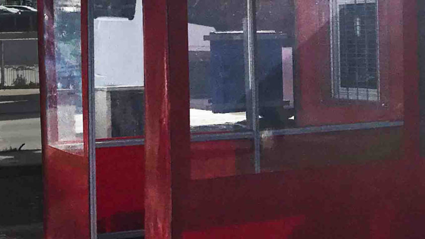 Rotes Imbiss-Anbauzelt mit offener Tür, transparenten Fenstern und rechteckiger Form auf Asphaltboden.