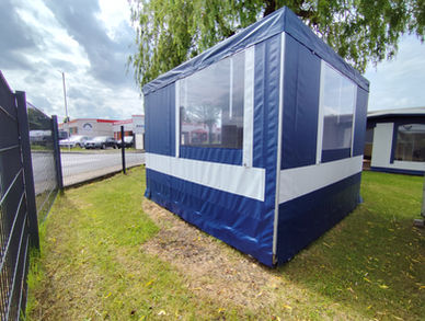 Freistehender Pavillon Style als robustes Ausstellungsstück mit großen Panoramafenstern für Dauercamper