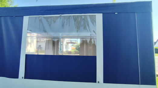 Detailansicht der stabilen PVC Seitenwand mit integriertem Folienfenster und weißem Zierstreifen am Campingpavillon