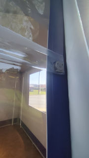 Pflegeleichte blaue PVC Planenwand mit hellem Streifen und Durchblick durch das Fenster im Pavillon Style