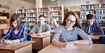 Les étudiants qui suivent des examens