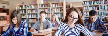 試験を受ける学生