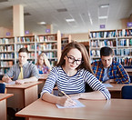 Les étudiants qui suivent des examens