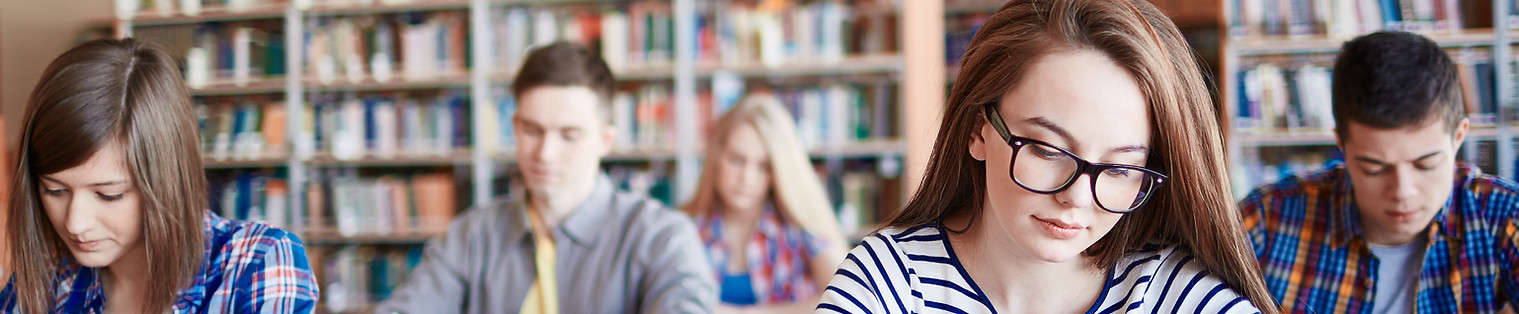 Les étudiants qui suivent des examens