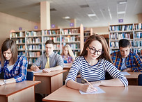 試験を受ける学生