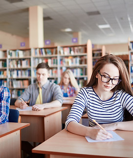 Студенты сдавал экзамены