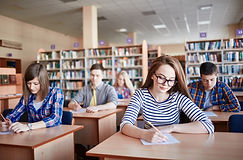 Les étudiants qui suivent des examens