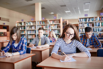 Os alunos que participam Exames