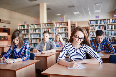 Les étudiants qui suivent des examens
