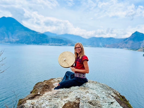 Antonia Feiks bei schamanischer Trommelreise am Atitlan See