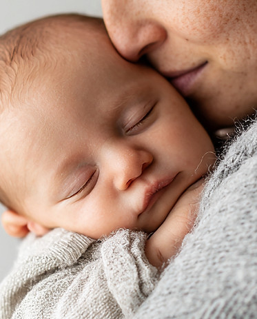 Neugeborenes Baby in Weiz – professionelle Newborn-Fotografie