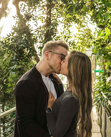 Paar lacht im Garten Weiz – authentische Pärchenbilder