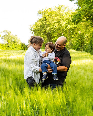 Familienfotoshooting in Gleisdorf – natürliche Familienbilder im Freien