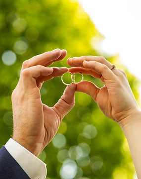 Brautpaar auf Landstraße Eggersdorf bei Graz – Hochzeitsfotografie
