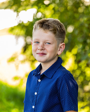 Kinder mit Lehrerin Gleisdorf – Kindergartenfotografie draußen