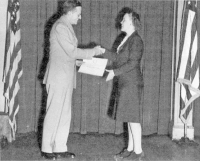 Genevieve Grotjan (kanan), yang berperan besar dalam pemecahan mesin sandi PURPLE Jepang, menerima penghargaan. (National Archives termuat dalam buku Secret Messages: Codebreaking and American Diplomacy, 1930-1945 karya David J. Alvarez).