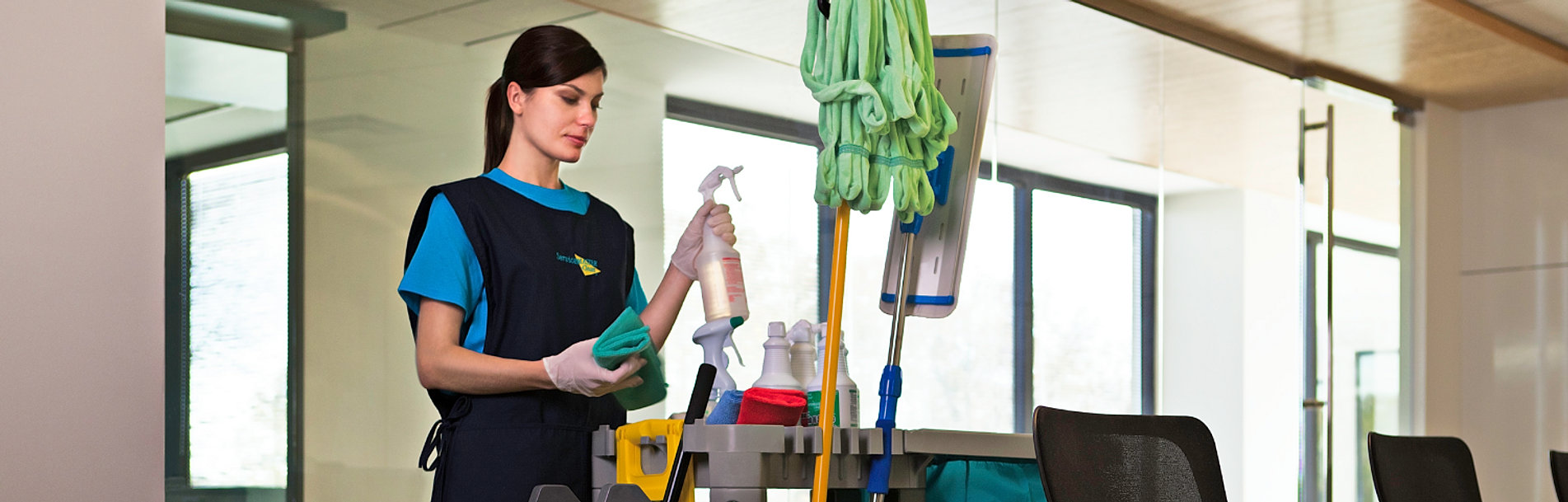 требуется на работу уборщица. уборка офиса. клининг офиса. срочно требуется уборщица. уборка офисов вечером.