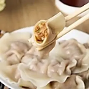 C4. JiaoZi mit Füllung von Schweinefleisch, Chinakohl und Lauchzwiebel./ Dumplings with pork and chinese cabbage./猪肉白菜水饺