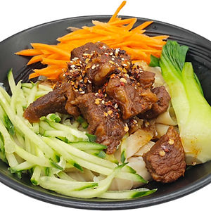N1. Geschnittene Nudeln mit Rindfleisch, Karotte und Gurke/ Sliced noodles with beefs, Carrot and cucumber / 牛肉刀削面