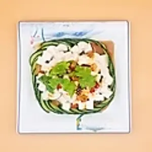 A6. Seidentofu gewürzt mit leichter Sojasoße, Sesamöl und Korianderblättern/Silk tofu with soy sauce, sesame oil and coriander / 凉拌豆腐