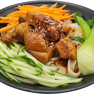 N2. Geschnittene Nudeln mit Schweinebauch, Karotte und Gurke/ Sliced noodles with pork belly, Carrot and cucumber / 猪肉刀削面