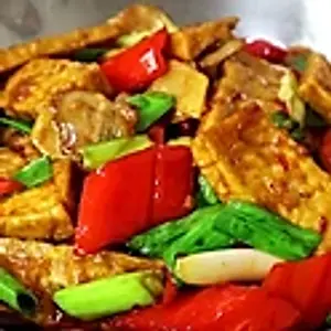 T5. Gebratener Tofu, Kartofeln und verschiedenen Gemüse nach Szenchuan Art serviert in eine Pfanne. / Dry fried Tofu, potatoes, and various vegetables in a Sichuan style serviced in a pot. /干锅豆腐