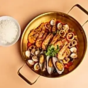 T2. Gebratener Meerfrüchte (Garnelen, Tintenfischen, Muscheln) nach Szenchuan Art serviert in Pfanne mit Kartoffel und Gemüse.