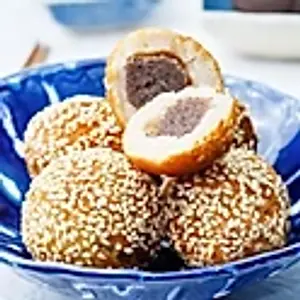 F6. Sesambällchen mit roter Bohnenfüllung./Rice balls with sweet red bean paste./芝麻球.