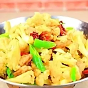 T4. Gebratene Blumenkohl, Brokkoli, Kartoffeln und anderes Gemüse nach Szenchuan Art serviert in eine Pfanne.