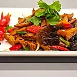 G17. Gebratene Tofu nach Hausmannsart mit Pilzen und Paprika/Fried Tofu, Home Style/ 家常豆腐