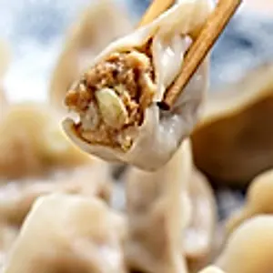 C3. JiaoZi mit Füllung von Rindfleisch und verschiedenen Gemüse./ Dumplings with beef, Chinese cabbage and onions./牛肉水饺