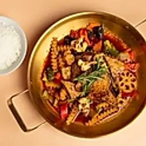T3. Gebratener verschiedene Gemüse nach Szenchuan Art serviert in eine Pfanne./Dry fried various vegetables in a Sichuan style serviced in a pot. /干锅素什锦