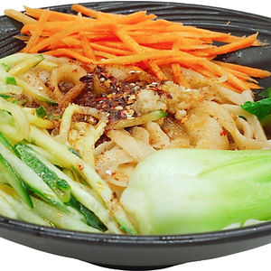 N4. Geschnittene Nudeln mit Hot Chili Öl, Soja, Chili Pulver, Karotte und Gurke/ Sliced noodles with hot chili oil, soy, chili powder, carrot and cucumber / 油泼刀削面