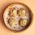 E5. Xiao Long bao: Gedämpfte und mit Fleisch und Brühe gefüllte Teigtaschen./Pork Buns (Baozi) streamed in bamboo steaming backet./ 小笼包 image